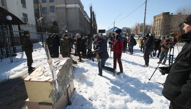 У Києві під посольством РФ протестували проти знищення Ханського палацу в Криму У Києві під посольством РФ протестували проти знищення Ханського палацу в Криму