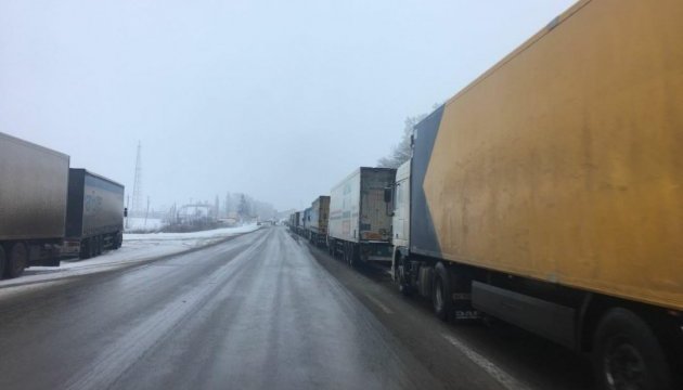 Черги на кордоні: Росія не пропускає вантажівки з України Черги на кордоні: Росія не пропускає вантажівки з України