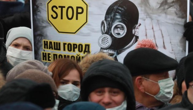 Волоколамское удушье: жителям города раздали респираторы Волоколамское удушье: жителям города раздали респираторы