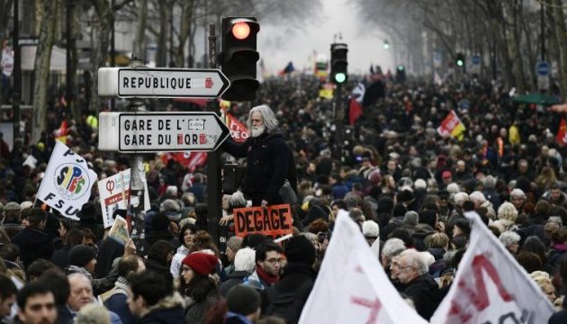 В Париже - массовый протест госслужащих: полиция применяет слезогон и водометы В Париже - массовый протест госслужащих: полиция применяет слезогон и водометы