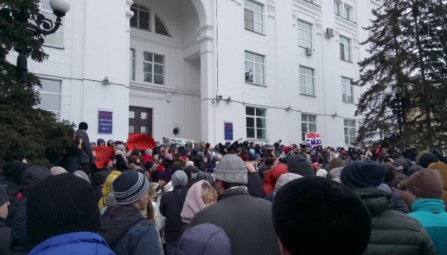 На мітингу в Кемерові жителі вимагають, аби до них вийшов Путін На мітингу в Кемерові жителі вимагають, аби до них вийшов Путін