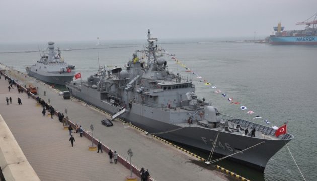 Турецькі військові кораблі "пробилися" через туман до порту Одеси Турецькі військові кораблі "пробилися" через туман до порту Одеси