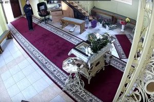 И смех, и грех: грабитель трижды перекрестился перед тем, как "почистить" церковь
