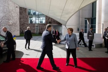 Порошенко проводить переговори з Меркель