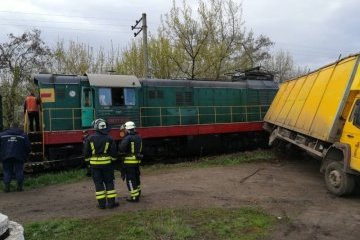 У Слов’янську на залізничному переїзді зіткнулися вантажівка та тепловоз