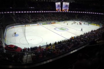 За несколько часов хоккейная площадка в Каунасе превратилась в баскетбольную