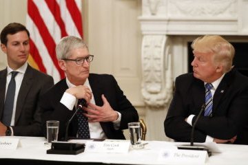 Трамп обсудил торговую войну с Китаем с гендиректором Apple