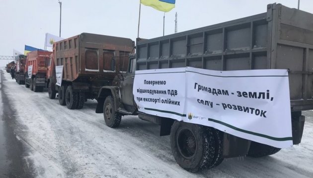 Скандал с гербом, плохие дороги и сердитые аграрии Скандал с гербом, плохие дороги и сердитые аграрии