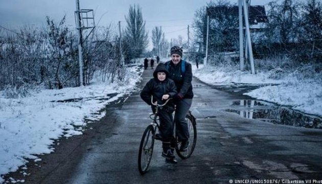 Блокпости і мінні поля: як діти на Донбасі через лінію фронту до школи ходять Блокпости і мінні поля: як діти на Донбасі через лінію фронту до школи ходять