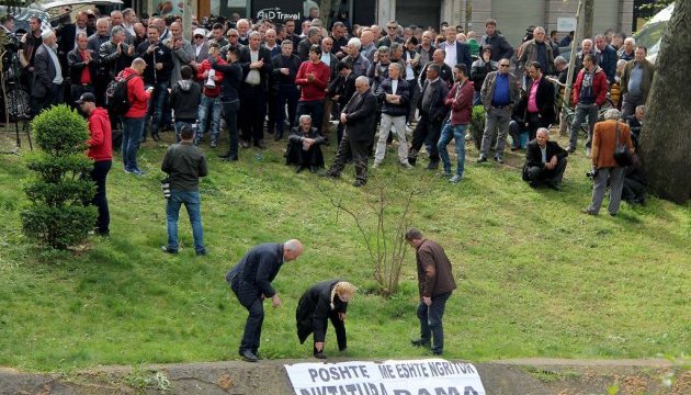 В Албанії сотні людей блокували дороги через платне шосе до Косова В Албанії сотні людей блокували дороги через платне шосе до Косова