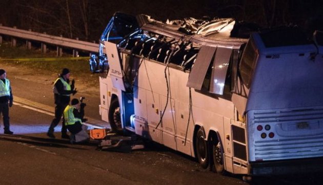 ДТП зі шкільним автобусом у США: постраждали понад 40 дітей ДТП зі шкільним автобусом у США: постраждали понад 40 дітей