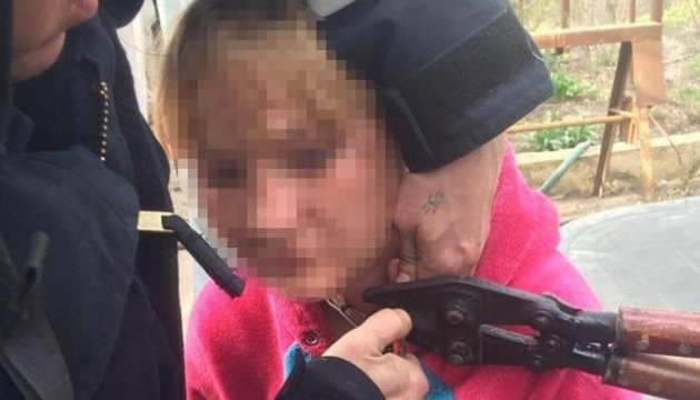 Одеські копи звільнили молоду жінку, прикуту ланцюгом до стіни Одеські копи звільнили молоду жінку, прикуту ланцюгом до стіни