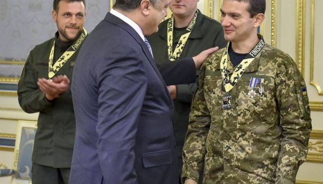 Порошенко привітав героя АТО Вадима Свириденка з 45-річчям Порошенко привітав героя АТО Вадима Свириденка з 45-річчям
