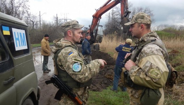 На Донеччині ремонтують пошкоджену ділянку водогону «Зайцеве-Майорськ» На Донеччині ремонтують пошкоджену ділянку водогону «Зайцеве-Майорськ»