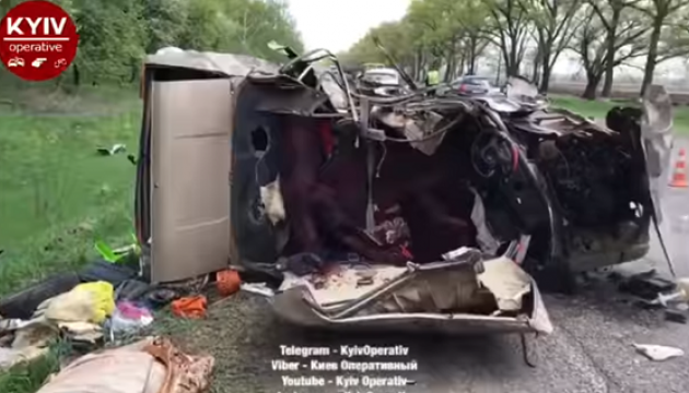 На трасі Київ-Черкаси зіткнулися Kyron і Lada, двоє загиблих На трасі Київ-Черкаси зіткнулися Kyron і Lada, двоє загиблих