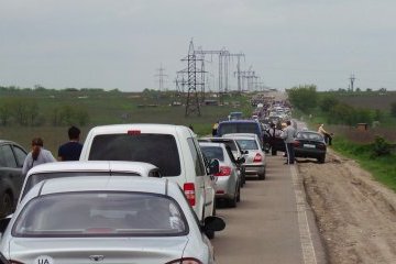 На пунктах пропуску в зоні ООС застрягли 245 авто