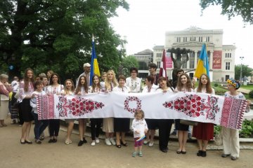 У Ризі діаспора долучилась до вишивання карти України
