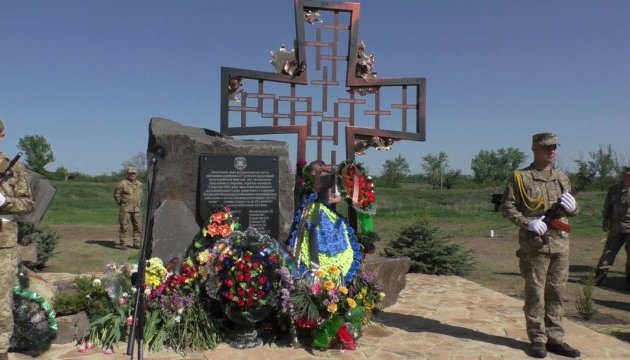 На Луганщине открыли памятный знак погибшим воинам На Луганщине открыли памятный знак погибшим воинам