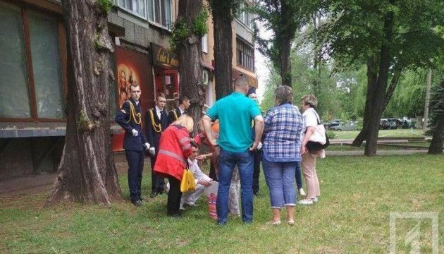 На параді у Кривому Розі четверо ліцеїстів втратили свідомість На параді у Кривому Розі четверо ліцеїстів втратили свідомість