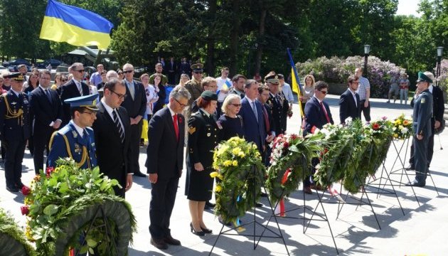 У Берліні вшанували пам'ять загиблих у Другій світовій У Берліні вшанували пам'ять загиблих у Другій світовій
