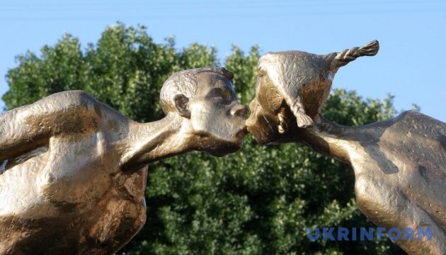 Влюбленные в фонтане, «уши КГБ» и скрипач на крыше. Из жизни харьковских памятников Влюбленные в фонтане, «уши КГБ» и скрипач на крыше. Из жизни харьковских памятников