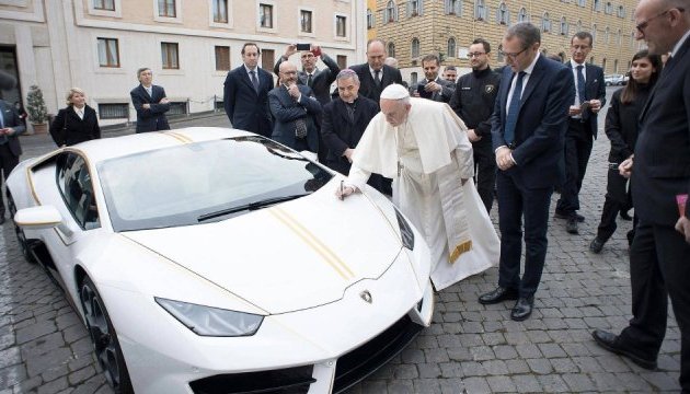 Lamborghini на благодійність: Папа Франциск продав презентоване компанією авто Lamborghini на благодійність: Папа Франциск продав презентоване компанією авто
