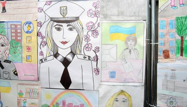 “Моя мама — поліцейський”: діти намалювали робочі будні своїх матусь “Моя мама — поліцейський”: діти намалювали робочі будні своїх матусь