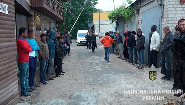В киевском хостеле задержали почти сотню нелегалов В киевском хостеле задержали почти сотню нелегалов