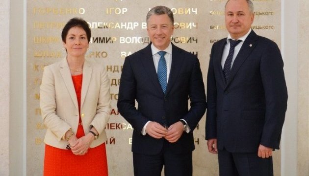 Грицак привел Волкеру доказательства причастности военных РФ к преступлениям на Донбассе Грицак привел Волкеру доказательства причастности военных РФ к преступлениям на Донбассе