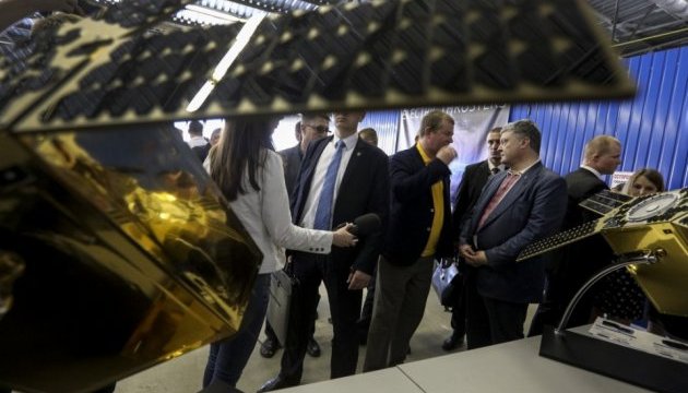 Порошенку показали 3D-принтер, який друкує елементи ракетних двигунів Порошенку показали 3D-принтер, який друкує елементи ракетних двигунів