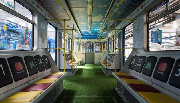 У київському метро запустили "вагон-стадіон" У київському метро запустили "вагон-стадіон"