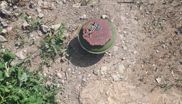 На трасі Маріуполь-Сартана знайшли російську міну, зона ураження – 50 метрів На трасі Маріуполь-Сартана знайшли російську міну, зона ураження – 50 метрів