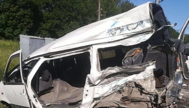 На Одещині потяг зіткнувся з мікроавтобусом, є жертва На Одещині потяг зіткнувся з мікроавтобусом, є жертва
