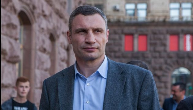 Кличко привітав столичних школярів зі святом останнього дзвоника Кличко привітав столичних школярів зі святом останнього дзвоника