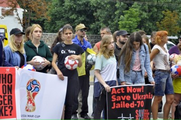 Свободу политзаключенным: под посольством РФ призвали к Всемирному флешмобу