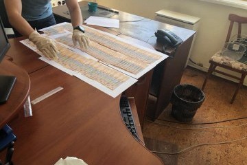 На Сумщине двух чиновников ДФС поймали на взятке