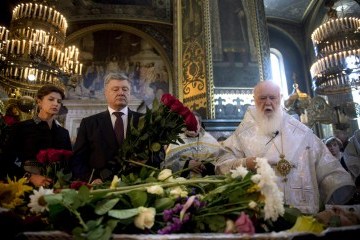 Попрощатися з Іваном Драчем прийшли сотні людей