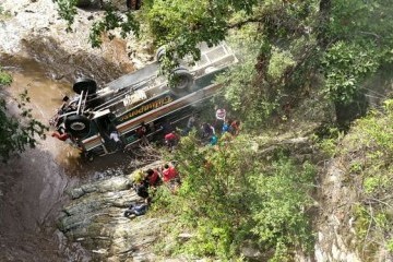 В Гватемале автобус со студентами слетел с 70-метрового обрыва