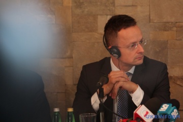 Сиярто заявляет, что Венгрия продолжит блокировать заседание Комиссии Украина-НАТО