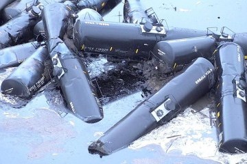 У США з рейок зійшли 32 вагони з нафтою