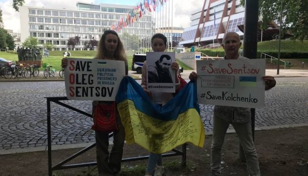 #FreeSentsov: под Советом Европы прошла акция в поддержку режиссера #FreeSentsov: под Советом Европы прошла акция в поддержку режиссера