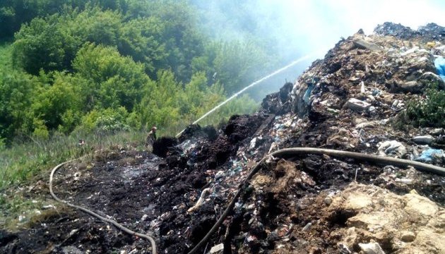 На Полтавщині четверту добу горить сміттєзвалище На Полтавщині четверту добу горить сміттєзвалище