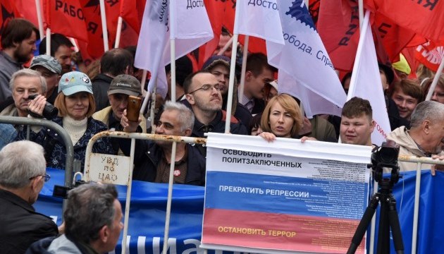 "Без репресій і свавілля": у Москві затримали трьох осіб за образу Путіна "Без репресій і свавілля": у Москві затримали трьох осіб за образу Путіна