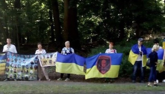 Дружини полонених на Донбасі пікетом зустріли "нормандських" міністрів у Берліні Дружини полонених на Донбасі пікетом зустріли "нормандських" міністрів у Берліні