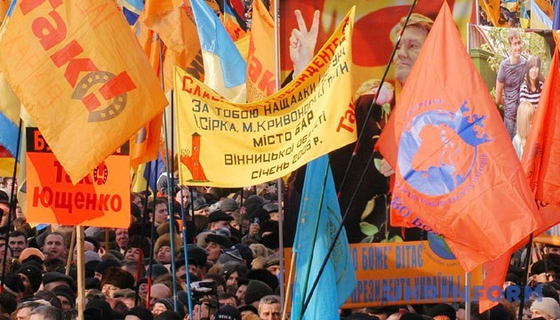 З архіву: Як сцена не витримала «диких танців», а Ківалов не зміг «підрахувати» (2004) З архіву: Як сцена не витримала «диких танців», а Ківалов не зміг «підрахувати» (2004)