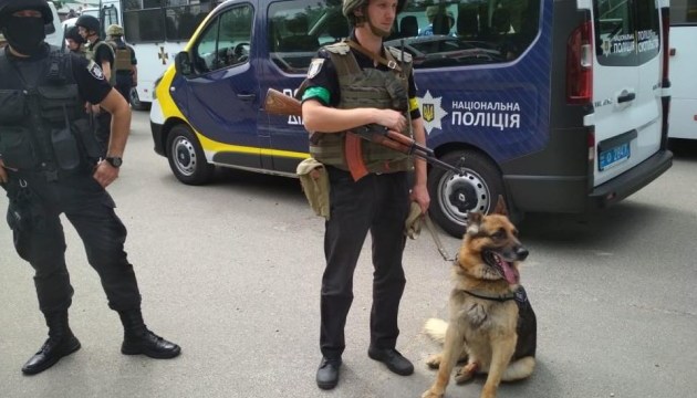 У Києві проходять поліцейські навчання із “заручниками” У Києві проходять поліцейські навчання із “заручниками”