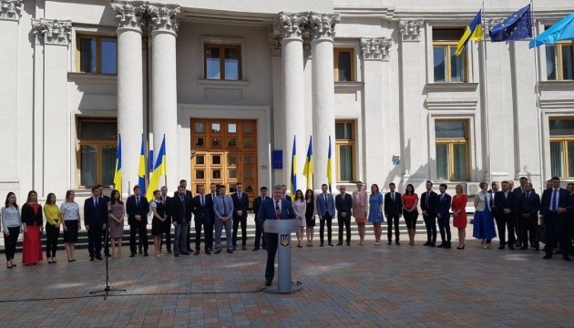 Робота українських дипломатів дозволяє тримати Росію в ізоляції - Президент Робота українських дипломатів дозволяє тримати Росію в ізоляції - Президент