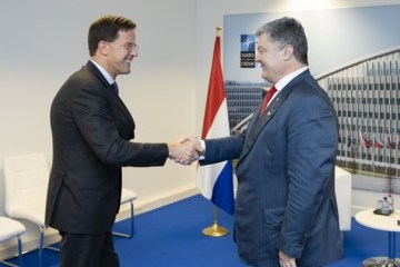 Порошенко обговорив з прем’єром Нідерландів розслідування щодо МН17