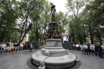 У Харкові виправили помилки на пам'ятнику Гурченко