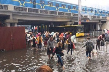 Ливень затопил дорогу под эстакадой на "Левобережной"